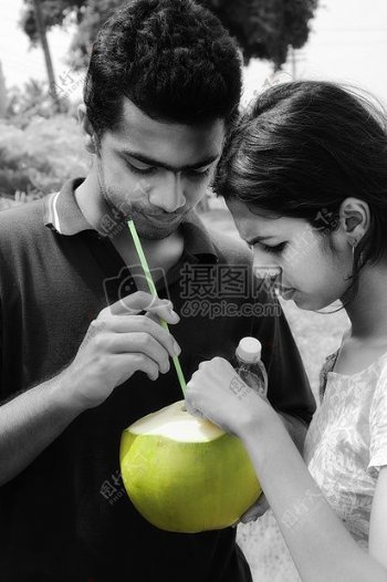 一起喝椰子汁的情侣