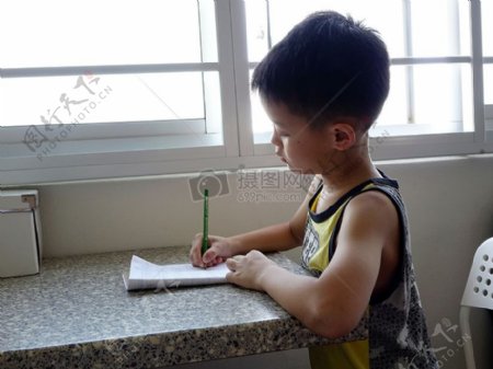 小男孩在写字