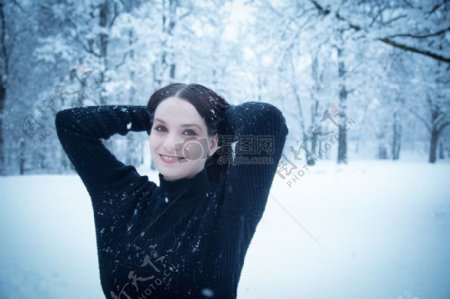 雪地上的女孩