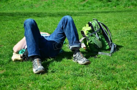 躺在草地的人