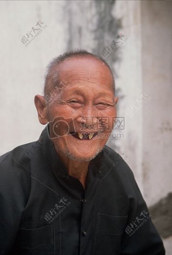 大笑的老年男性