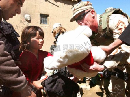 捐助儿童的军人