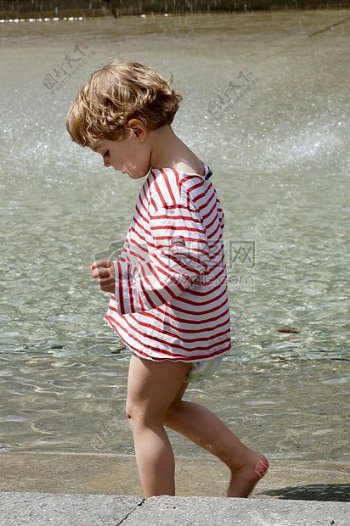 水边赤脚的小孩