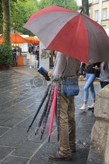 马路卖伞的商人