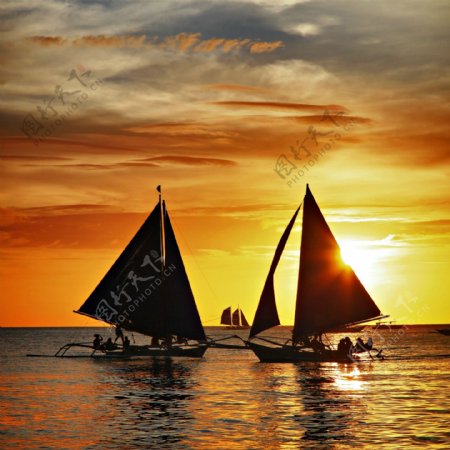 黄昏水面上的帆船图片