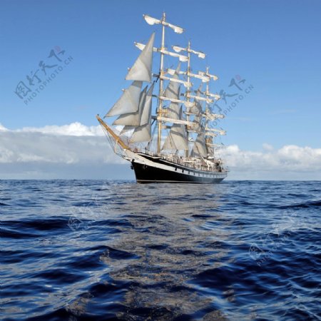 远处航行的帆船图片