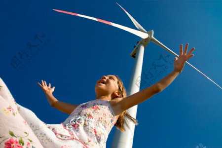 在风力发电机下的小女孩图片