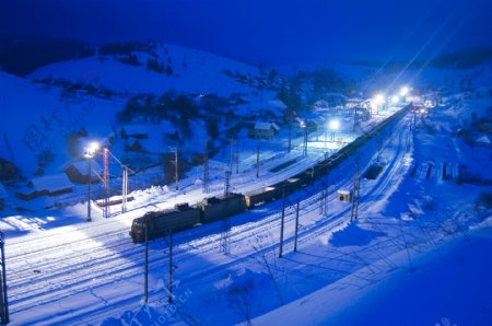 雪地里行驶的列车图片