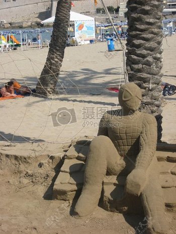 海滩上的蜘蛛侠雕塑