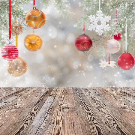 圣诞球与木板背景