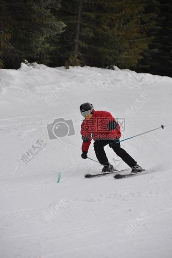 雪地上的滑雪者
