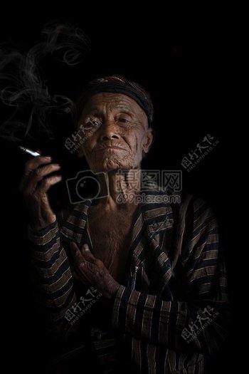 一位吸烟的老人