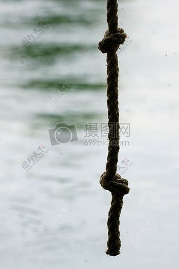 一条悬挂着的绳子