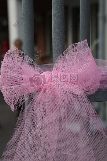 栅栏上粉红色的蝴蝶结