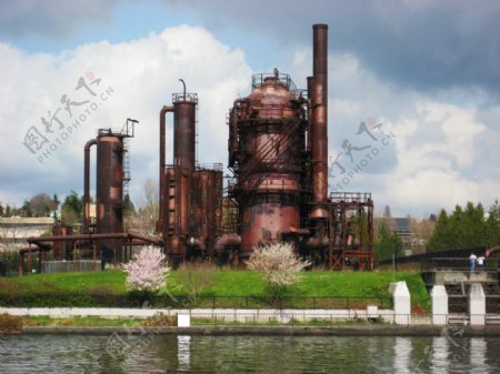 河边的工厂图片