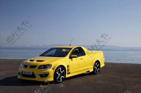 黄色轿车与大海图片
