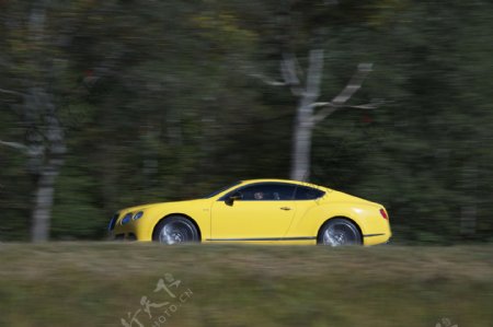 黄色跑车摄影图片