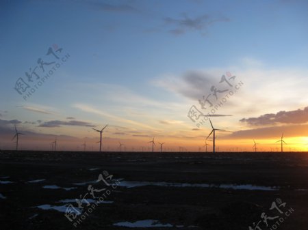 黄昏下的风力发电场图片