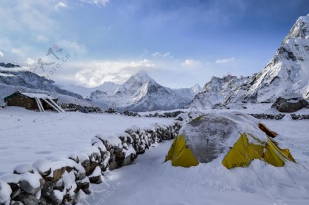 雪山中的帐篷