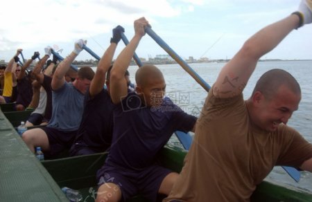 用力划桨的男人们
