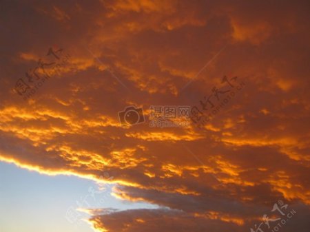天空中的橘色云彩