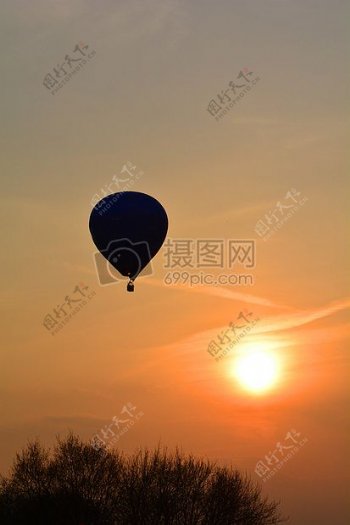 夕阳下的热气球