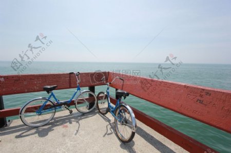 海岸码头的两辆单车