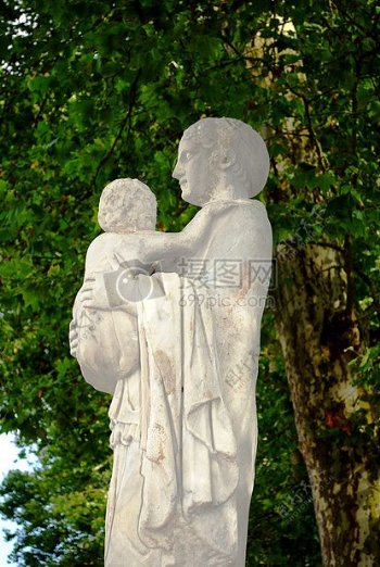一位抱着婴儿的女人的雕像