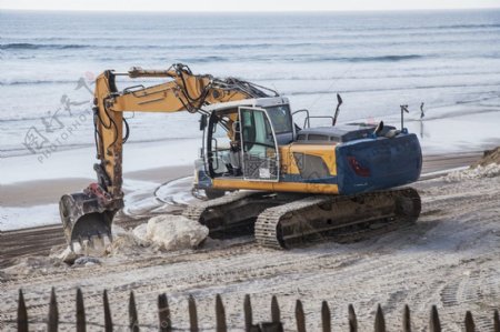沙滩上的挖掘机