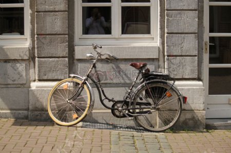 停放的老式自行车