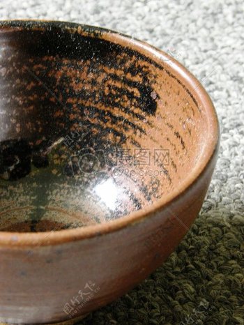 棕色的陶瓷碗