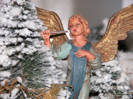 圣诞树上的天使装饰