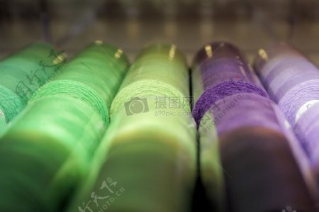 紫色和绿色的缝纫线