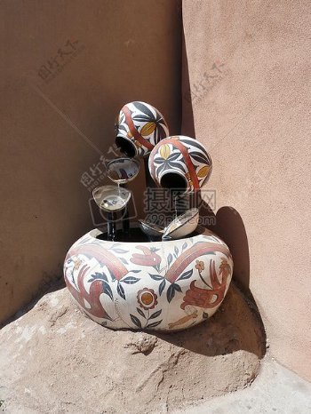 墙角的陶瓷花盆