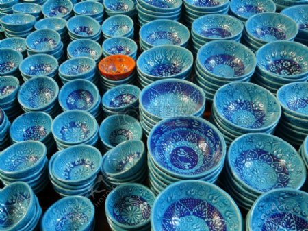 蓝色的陶瓷小碗