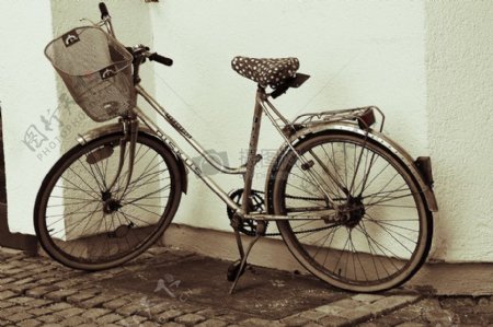街道边的自行车