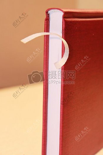 一个红色的笔记本