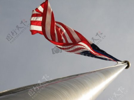 天空下的美国国旗