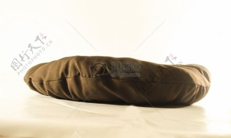 一个棕色的枕头
