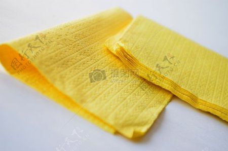 桌子上的黄色纸巾