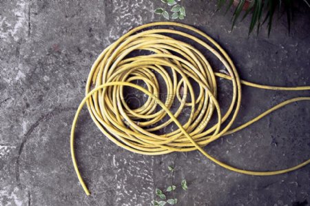 地面上的黄色电缆