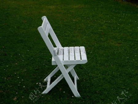 草地上的椅子