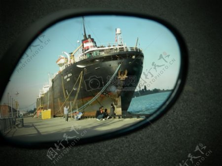 反光镜中的船舶