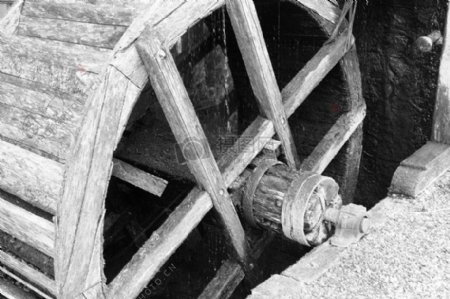破旧的木头磨轮