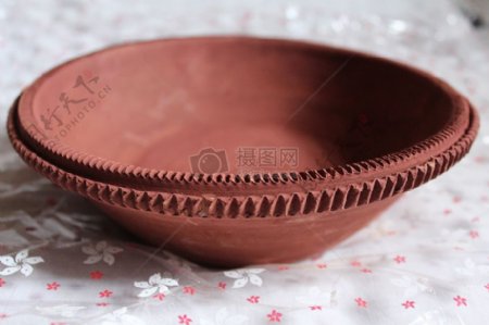 棕色陶瓷锅盆