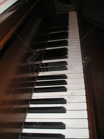 一架钢琴的键盘