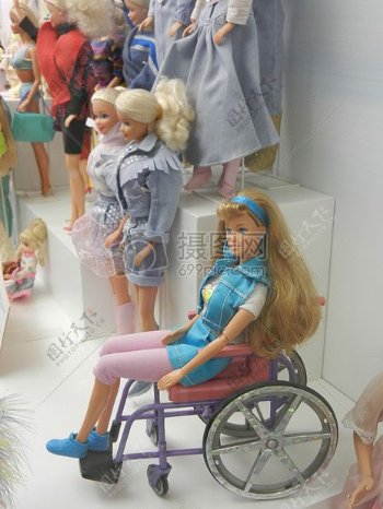 坐在轮椅上的芭比娃娃