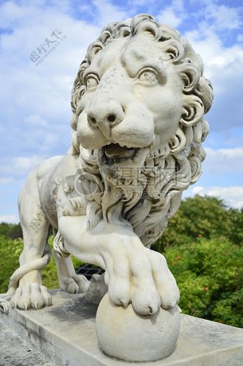 蓝天下的狮子雕像