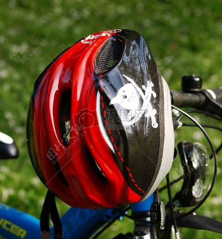 红色的自行车头盔