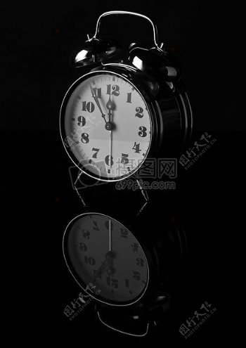 黑白摄影中的时钟